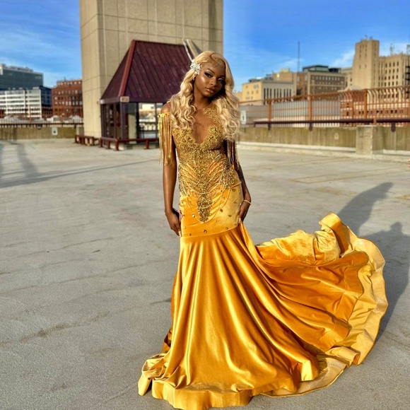 Prom dress - Picture 1 of 4